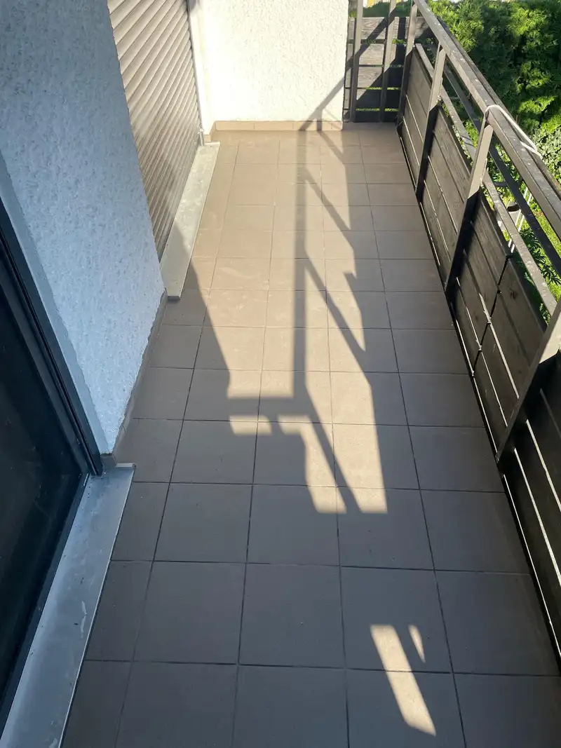Neuer Fliesenbelag auf dem Balkon