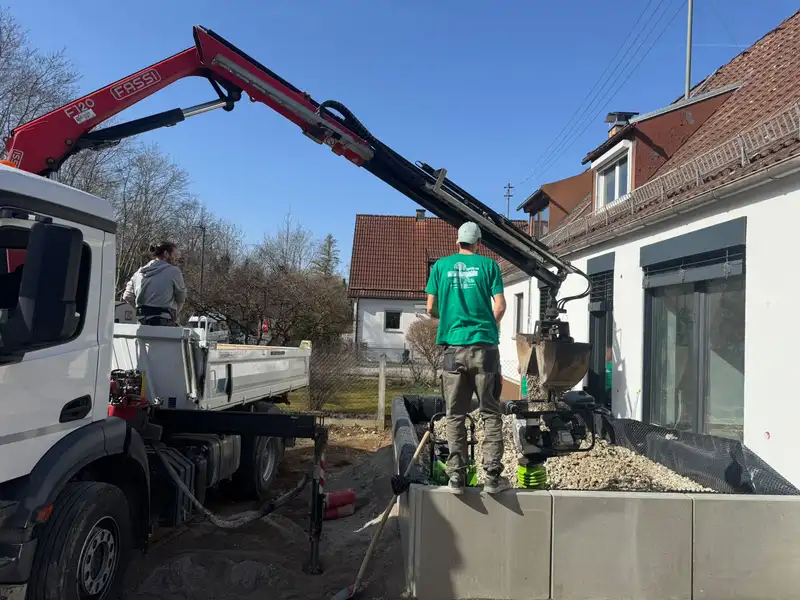 Lkw-Kran setzt Betonteile auf der Baustelle