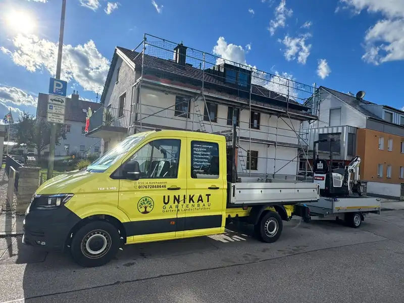 Fahrzeug von Unikat Gartenbau vor einer Baustelle