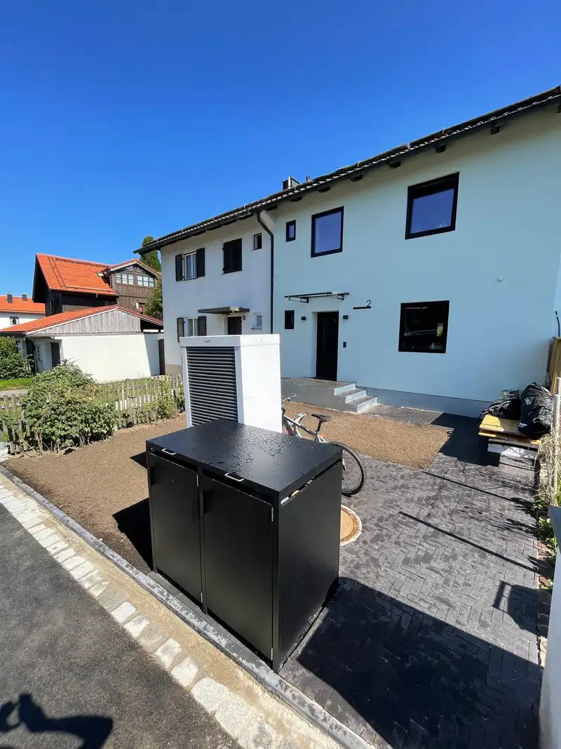 Mülltonnenbox und Wärmepumpe auf einer neuen Fläche