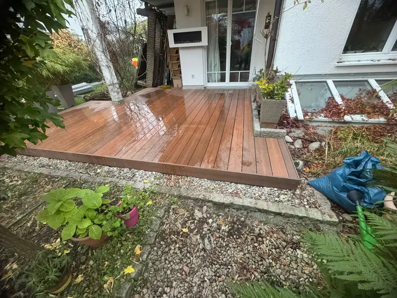 Fertige Holzterrasse am Haus