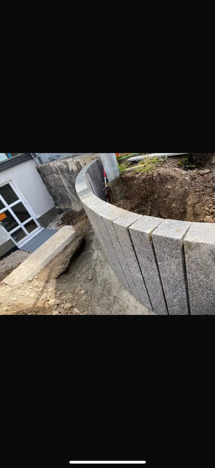 Im Bogen gesetzte Granitpalisaden