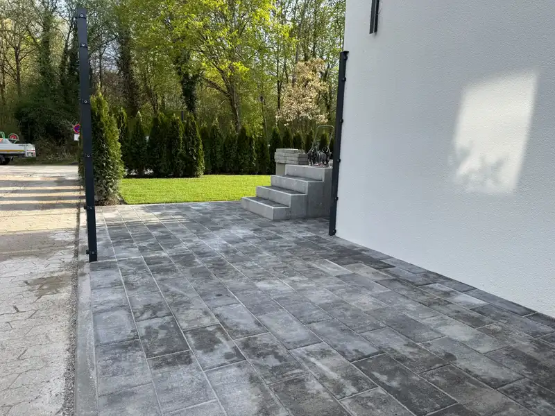 Gepflasterte Hoffläche mit Stufen und Hecke