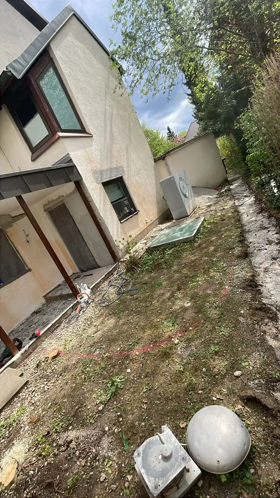 Verwilderter Innenhof vor dem Umbau