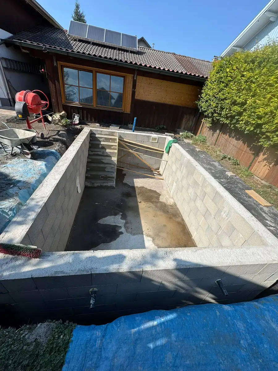 Poolbecken mit fertigen Wänden und Einstiegstreppe
