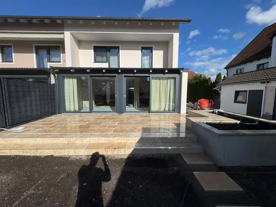 Dieselbe Fläche als fertige Travertin-Terrasse