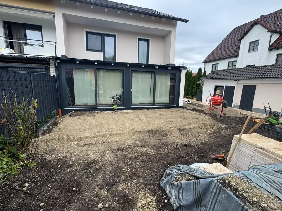 Rohboden hinter dem Haus vor dem Terrassenbau