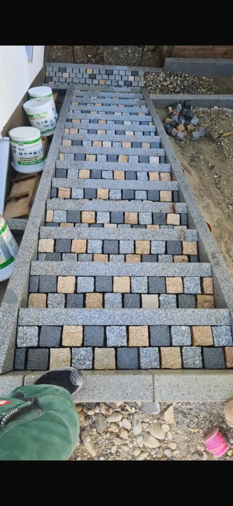 Treppenanlage aus Granitstufen mit farbigem Kleinpflaster