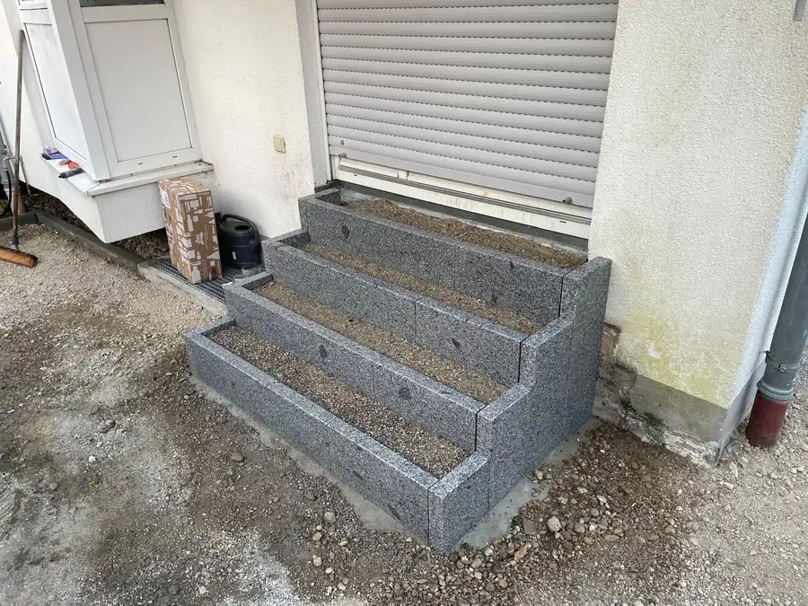 Dieselbe Treppe fertig mit Granit-Blockstufen