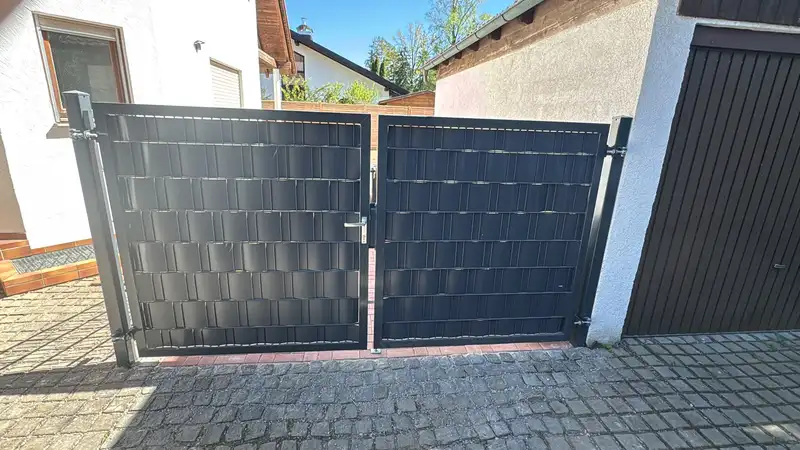 Anthrazitfarbenes Einfahrtstor mit Sichtschutzstreifen