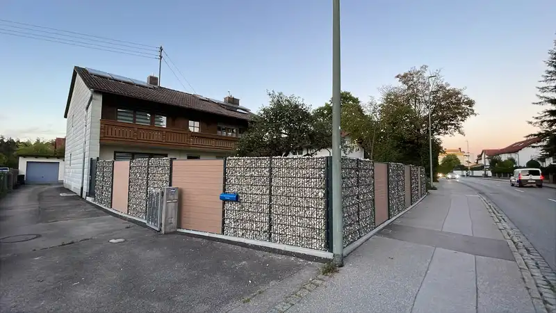 Gabionenzaun mit Sichtschutzelementen zur Straße