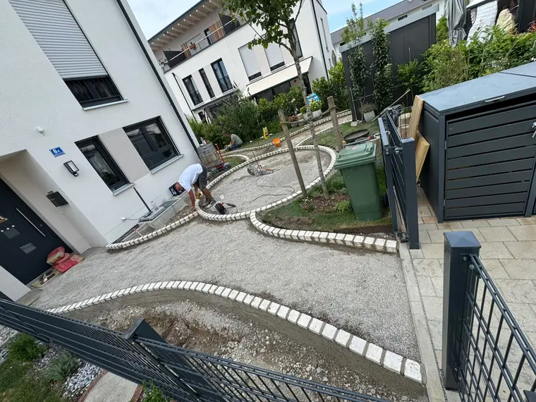 Pflasterarbeiten am Gehweg vor einem Wohnhaus