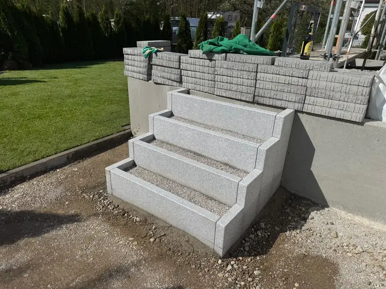 Eingegangenes Foto von Außenanlage und Pflasterung