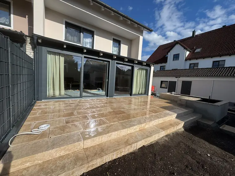 Moderne Gefliestes Terrasse an einem Wohnhaus mit Glasschiebetüren