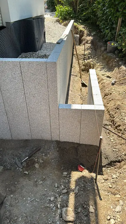 Baustelle mit neu gesetzten Granit-Palisaden und Richtschnur