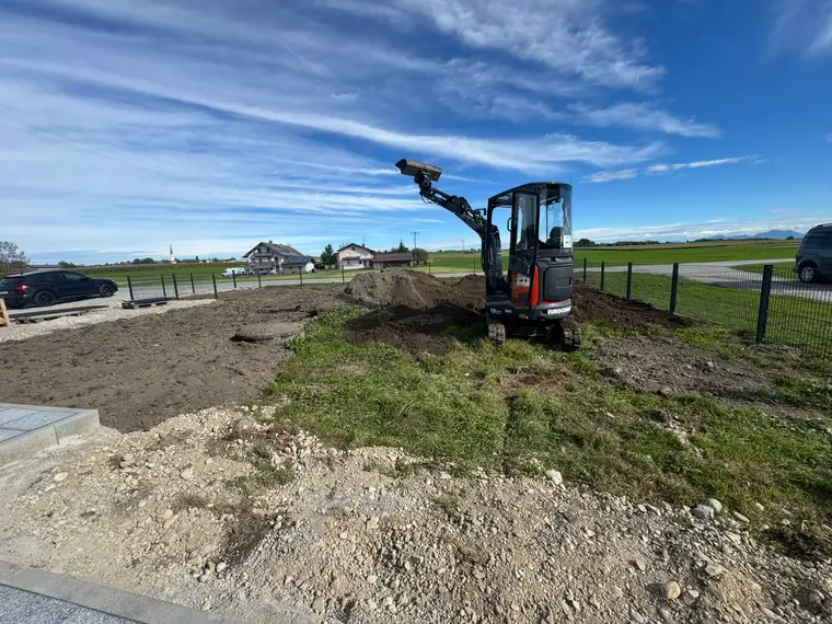 Ein Eurocomach-Minibagger auf einer Baustelle im Freien