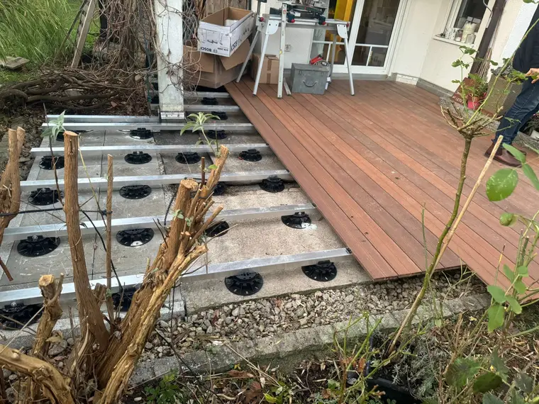 Baustelle einer Holzterrasse mit Unterkonstruktion und Stelzlagern