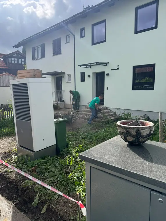Hofzufahrt während der Bauarbeiten mit Wärmepumpe und Schutt